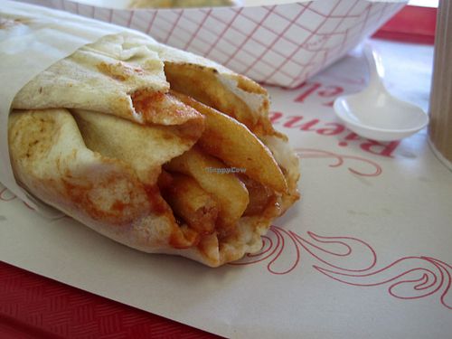 Pita patate!
Pita, French fries, garlic sauce, ketchup, coleslaw.
Paradise in your mouth. at 57 Cals in Laval