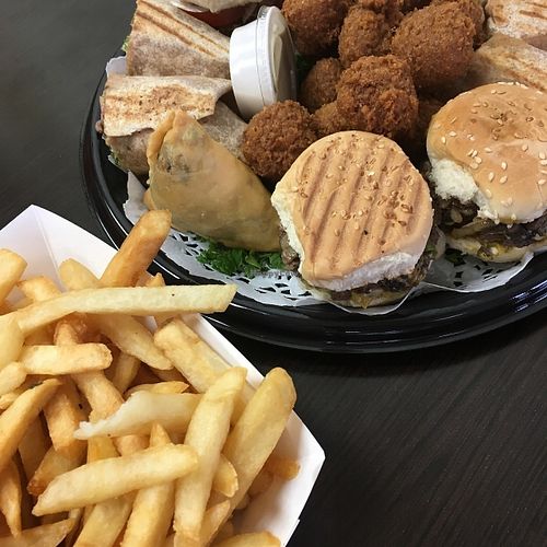 Plateau d'essai (sandwich traditionnel, sandwich philly, sandwich raffi, environ une douzaine de falafels et samosas) avec frites at 57 Cals in Laval
