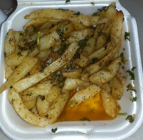 J'avais hâte d'essayer ce resto Vegan/végétarien, mais quelle déception. Les falafels sont ultra huileux et les frites aussi. Très bon accueil du personnel, concept très bon, mais vraiment place à amélioration trop huileux.  at 57 Cals in Laval