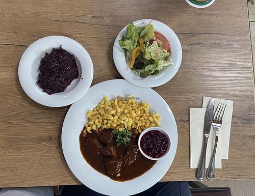 Rehgulasch mit Spätzle und Rotkohl sowie Preiselbeeren und kleinem Beilagensalat   at Fasslwirtschaft in Riedenburg