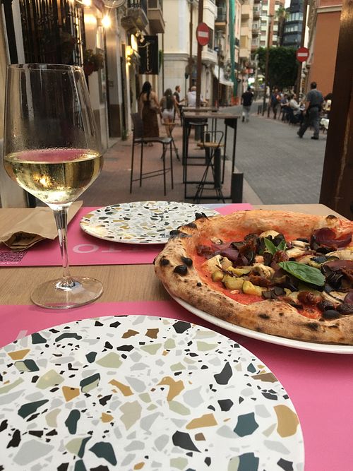 Veganapoli Pizza (and vino blanco!)  at Le Otto in Comunidad Valenciana