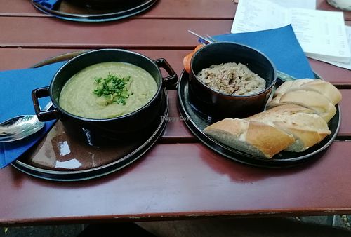 Erbsensuppe und Hummus at Brosamerie in Nuremberg