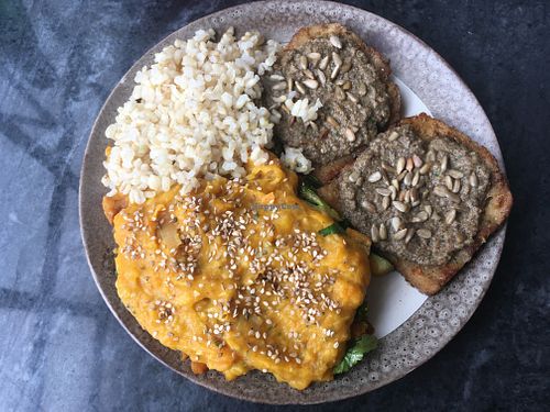 Plate with a mix of two dishes of the day : on the left, tempeh with grilled vegetables, topped with a leek and carrot purée ; on the right, seitan steak with mushroom sauce at Alfarroba in Lisbon