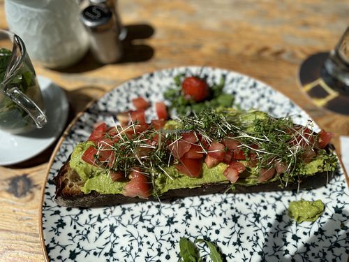 Avocado zum Frühstück  at Hoppegarten in Berlin