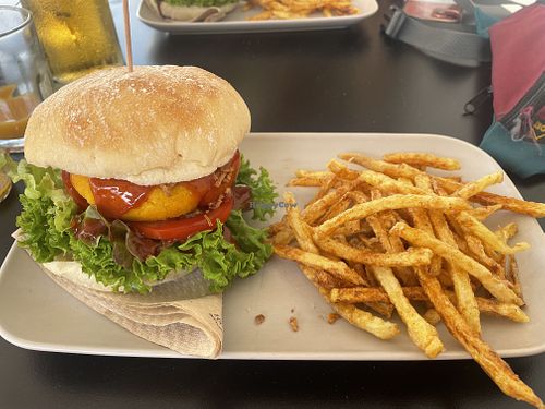 Veganer Burger mit Pommes  at Cafeteria The Crunch in Canarias