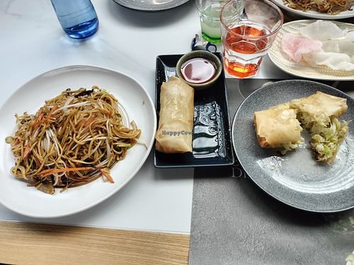 Tallarines (pedir solo verdura) y rollitos vegetales at Delicias dimsum in Badalona