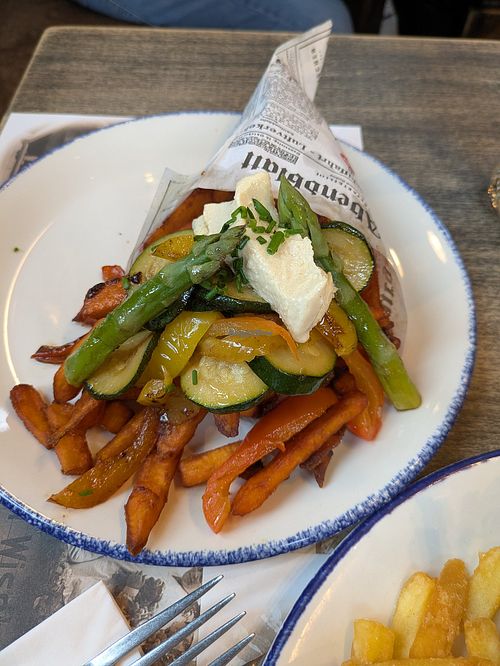 Süßkartoffelpommes mit Hummus Topping at Fleetschlösschen in Hamburg