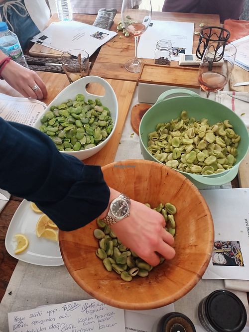 Hands-on moments from our workshop — shelling fresh fava beans together. A seasonal ritual of patience, connection, and joy. Nothing tastes better than shared effort.  at Delidolu Wholesome Kitchen in Bodrum