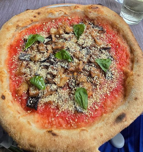PEDROPE (Eggplant with Mastix-Flavour, vegan Cheese, Basil) at Pizzeria Grains Quartu in Sardegna