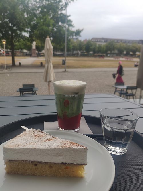 Fanta-Schmand-Kuchen und Erdbeer Matcha Latte at Café im Fridericianum in Kassel