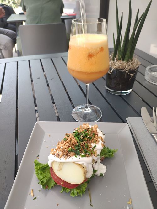 Frischgepresster Orangen-Ingwersaft und Smorrebrod mit Kartoffeln, Tomaten, Röstzwiebeln, Mayo und Schnittlauch at Frokost Hos Line in Kassel