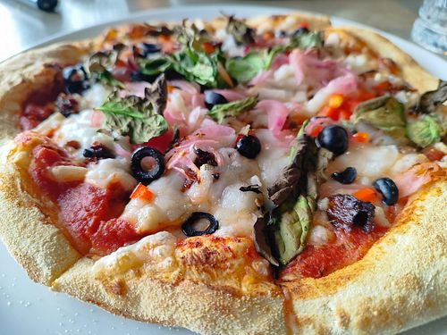 Vegan pizza with vegan cheese at Sker Restaurant in Snæfellsbær