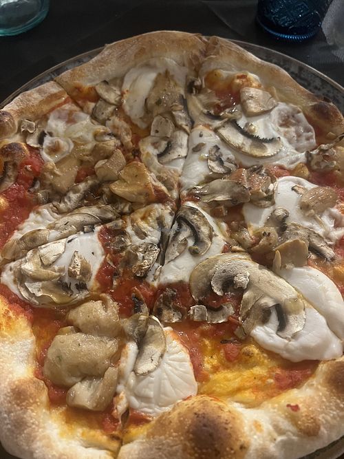 Pizza ai funghi  at Pizzeria D' & G in Abruzzo