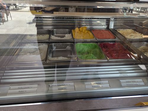Vegane Eissorten (klar gekennzeichnet) at Milchmix Eiscafé in Jena