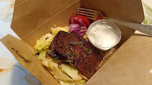 BBQ tofu with salads and fresh vegetables at Bors & Show Vegetarian Food and Fish in Baja