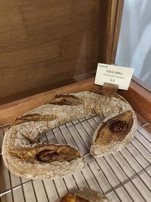 Fig champagne bread at Oncle Levain in Seoul
