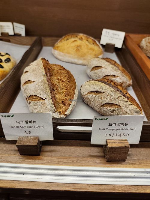 Big and small champagne bread at Oncle Levain in Seoul