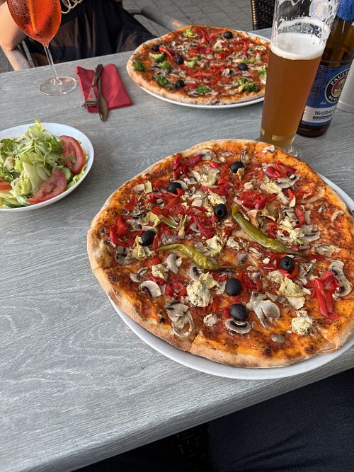 Pizza alla Chef und Vegetaria ohne Käse mit Beilagensalat  at Pizzeria Milano in Karlsruhe
