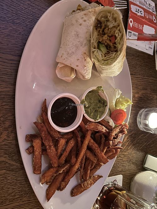 Oriental Wrap & Süßkartoffelpommes mit Guacamole & BBQ Soße  at Cafe Extrablatt Bocholt in Bocholt