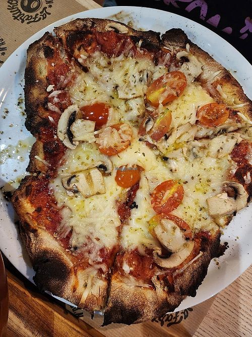 Pizza rica y jugosa, gordita con queso vegano y borde crujiente. Champiñones tomate queso y bien de especias at La Fartukona N'ast Food - Arriondas in Arriondas