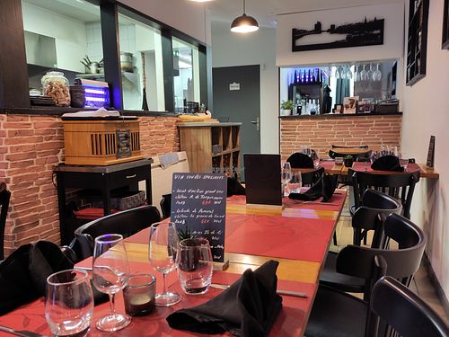 Dining room and kitchen at So Dream in La Rochelle