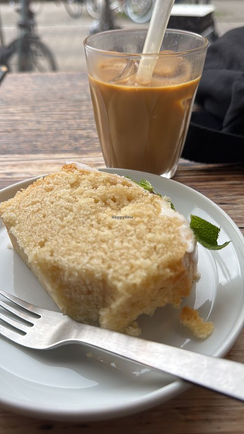 Veganer Zitronenkuchen mit Iced Cappuccino  at Käthe Kaffee Oldenburg in Niedersachsen