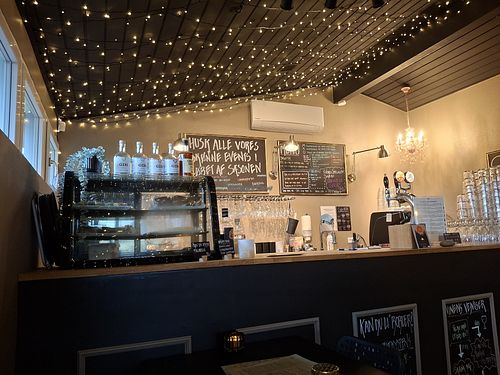 Hummus sandwich and bowle at Rødhus Cafe & Isbar in Pandrup