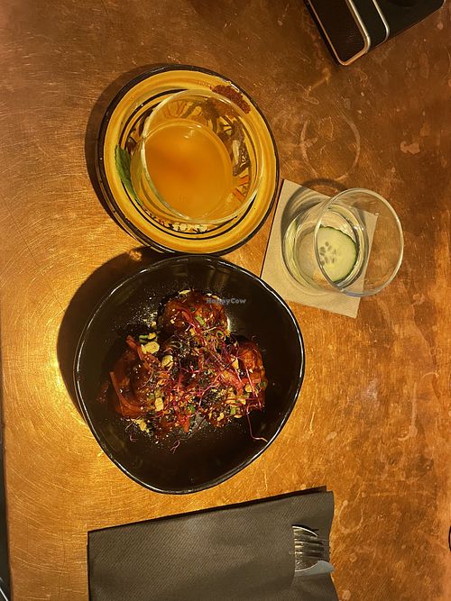 Stuck on you (Asian style glazed cauliflower) Cocktail: “La Medina” orientalisch angehauchter Drink.  at Eat Me in Vaud