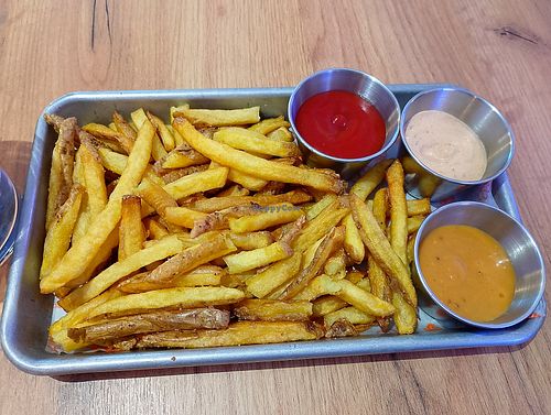 Patatas clásicas 3 salsas at Shelby’s | Smash Burgers in Euskadi