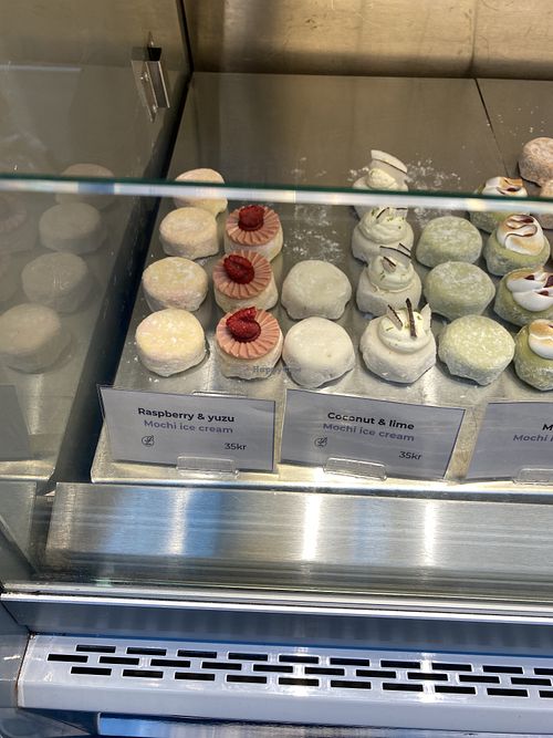 2x vegan flavours plus mango not pictured   at Mochi time Cph Torvehallerne in København