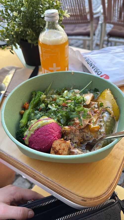 Vegane Bowl mit Tofu, Rote-Beete-Hummus, veganer Chili Soße & versch. Gemüse  at short stories in Baden-württemberg