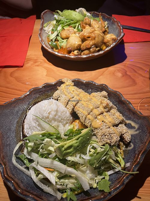 Vegane gebackenes Hähnchen oben und vegane krosse Ente unten  at Mama-Asian Kitchen in Herford