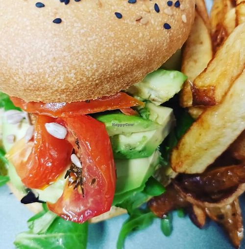 Hummus-Bagel mit Pommes Frites und Salat at Edina Café in Cavalaire-sur-mer