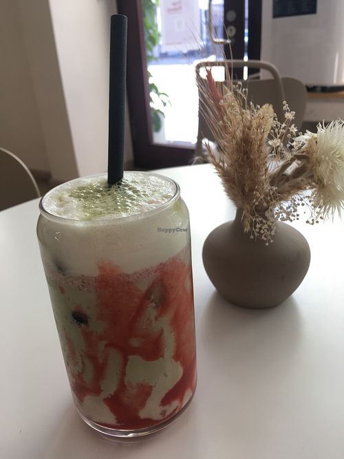 Iced Strawberry Matcha Latte mot Hafermilch   at Ario Coffee Manufactory in Nordrhein-westfalen