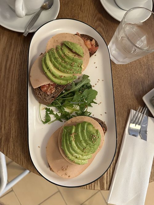 Toast mit Tomate, veganem Aufschnitt und Avocado.  at Urgull Kafe in San Sebastian