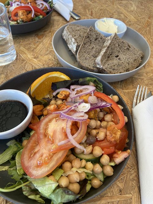 Chickpea & sweet potato saladd  at Blings og boller in østfold