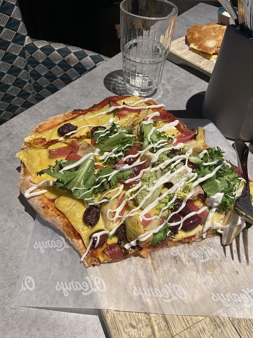 Vegetarian pinsa - made vegan by asking for vegan cheese and mayo  at O'Learys Moss in østfold