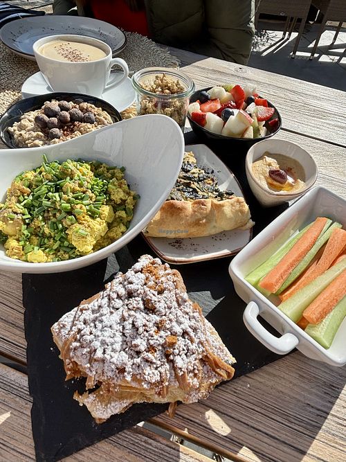 Veganes Frühstücksplatte  at Villa Vegana in Mallorca