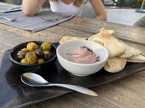 Snacks med hummus og pitabrød at Villa Vegana in Mallorca
