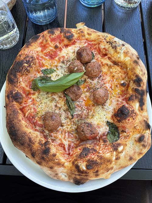 Capizzi Special mit veganem Mozzarella und veganen Meatballs  at Capizzi Napoletana in Dillingen