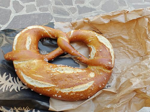 Brezel grande, hanno anche quello piccolo at Heidi&Peter - Brezel & Tyrol Bakery in Treviso