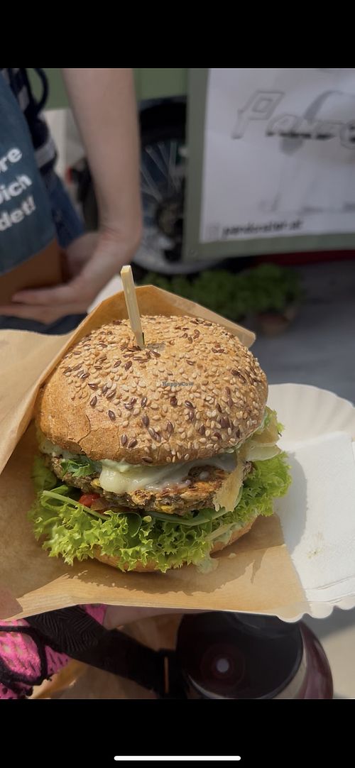 Cheesy Punch Burger veganmania  at Pandonator e.U. in Wien