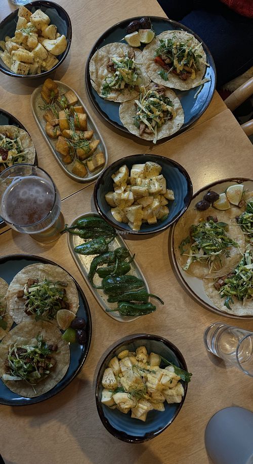 Tacos com tofu, pimentos padrão, banana frita e aipim frito   at Dampha Kitchen in Wien