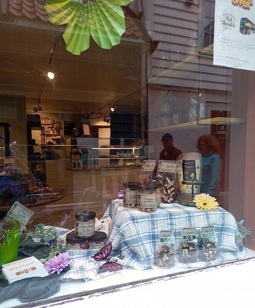 Filled chocolate balls, chocolate sticks, jam, etc at Chili Chocolate in Rogaland