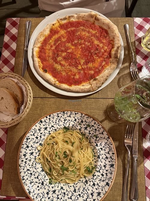 Marinara pizza, garlic and chlli pasta  at Canto del Ramerino in Florence