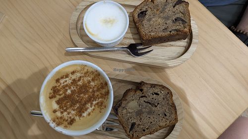 Banana bread, latte macchiato e caffè macchiato at the coffee in Lisbon
