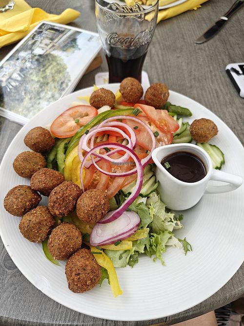 Salade met falafel. Het stokbrood met kruidenboter is niet vegan (deze heb ik aan mijn verloofde gegeven) at Dalheimer Mühle in Nordrhein-westfalen