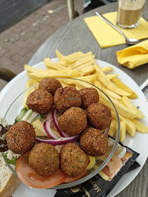 Falafel schotel met frietjes. Mayo is niet vegan at Dalheimer Mühle in Nordrhein-westfalen