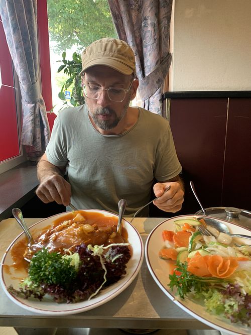 Rustig en veel groenten; daar kunnen we echt van genieten. Weg van de vega-hype. 😉  at Chinees Indisch Restaurant Hong Kong in Noord-holland