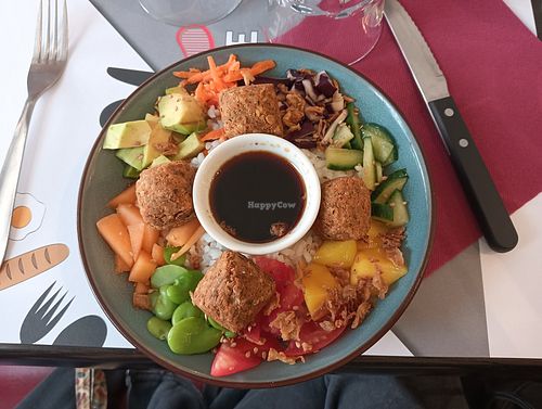 Vegan poke bowl with fallafel, mango, avocado and more vegetables at Café Le Genève in Lourdes